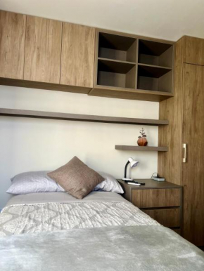 Moderno y cómodo estudio con espacio de trabajo